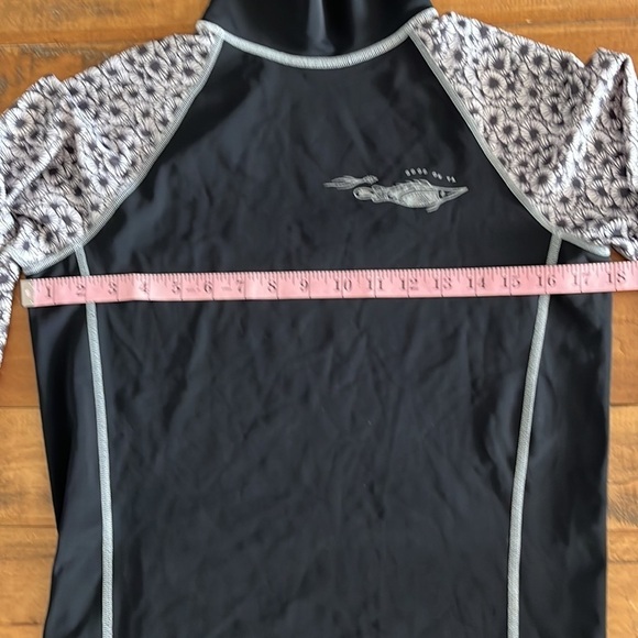 MOOLOOLABA swim shirt, large - Picture 3 of 6